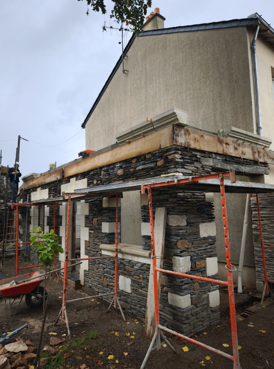 Habillage des murs en parpaing en pierres de tuffeau et maçonnerie d'ardoise