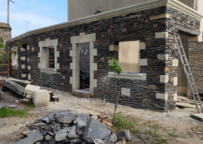 Habillage des murs en parpaing en pierres de tuffeau et maçonnerie d&rsquo;ardoise