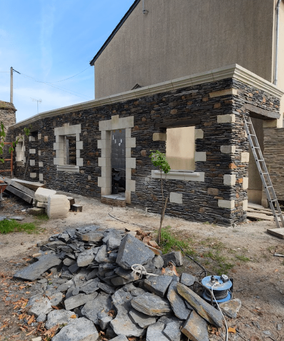 Habillage des murs en parpaing en pierres de tuffeau et maçonnerie d&rsquo;ardoise