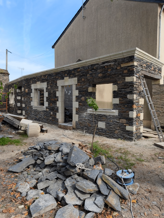 Habillage des murs en parpaing en pierres de tuffeau et maçonnerie d'ardoise