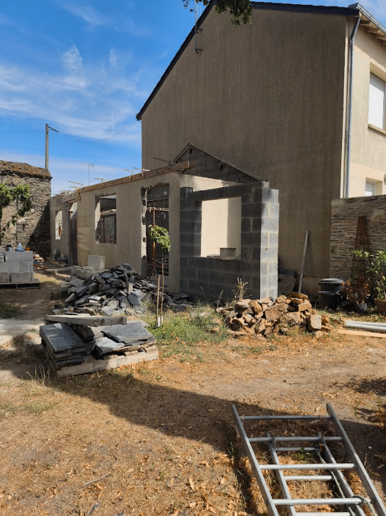 Habillage des murs en parpaing en pierres de tuffeau et maçonnerie d'ardoise