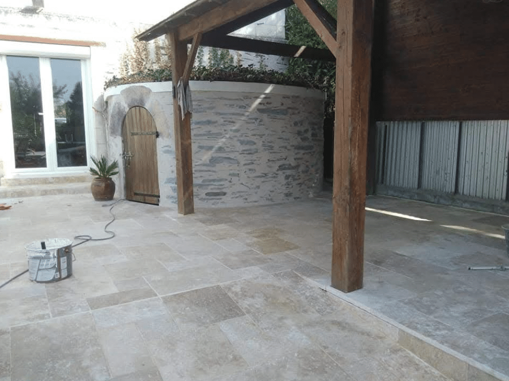 Réalisation d'une terrasse en Pierre de Travertin