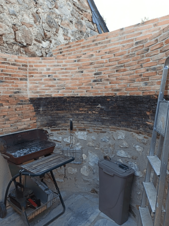 Réaménagement d'un four à pain en terrasse d'été.
