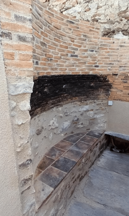 Réaménagement d'un four à pain en terrasse d'été.