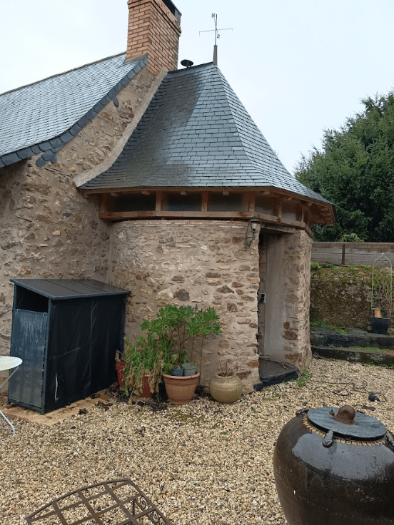 Réaménagement d'un four à pain en terrasse d'été.