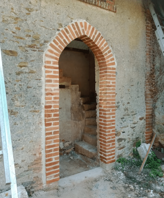Restauration à neuf d&rsquo;une l&rsquo;ouverture en briques à Champ sur layon