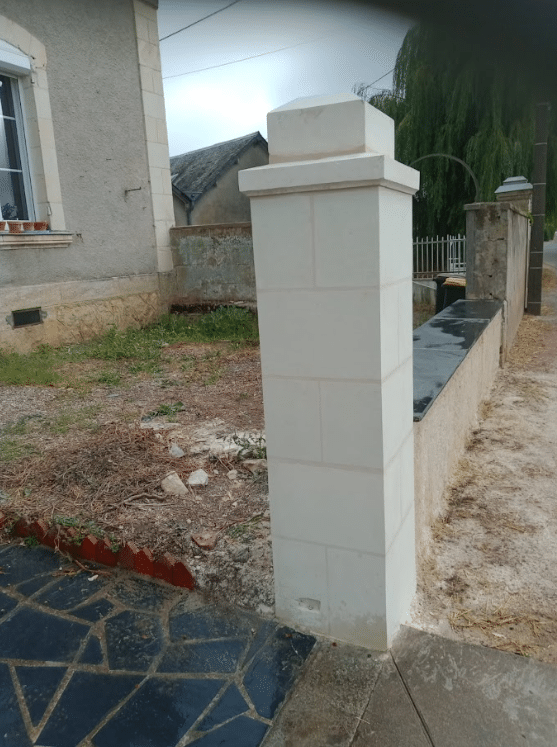 Restauration de deux piliers en tuffeau et d'un mur de clôture en ardoises