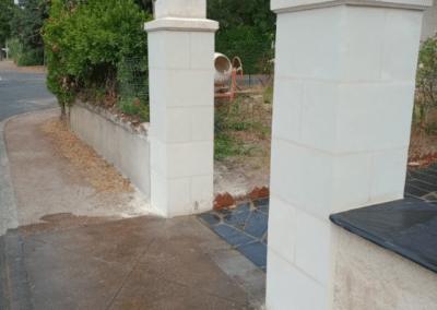 Restauration de deux piliers en tuffeau et d&rsquo;un mur de clôture en ardoises