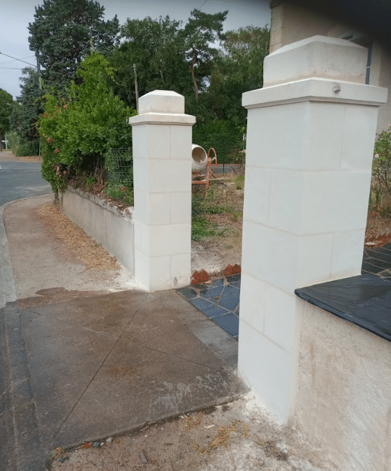 Restauration de deux piliers en tuffeau et d&rsquo;un mur de clôture en ardoises