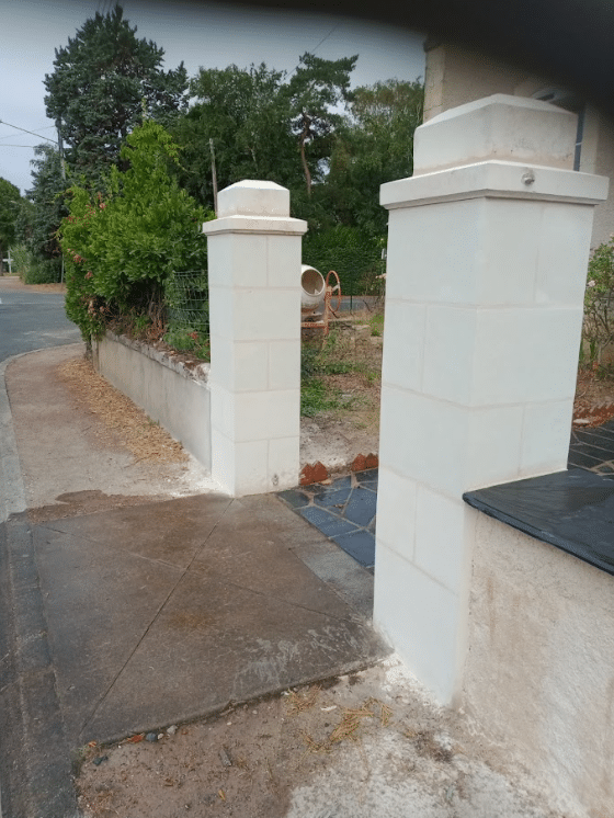 Restauration de deux piliers en tuffeau et d'un mur de clôture en ardoises