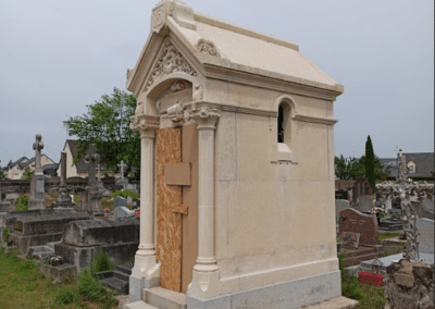 Restauration d&rsquo;un caveau et d&rsquo;une croix en pierre