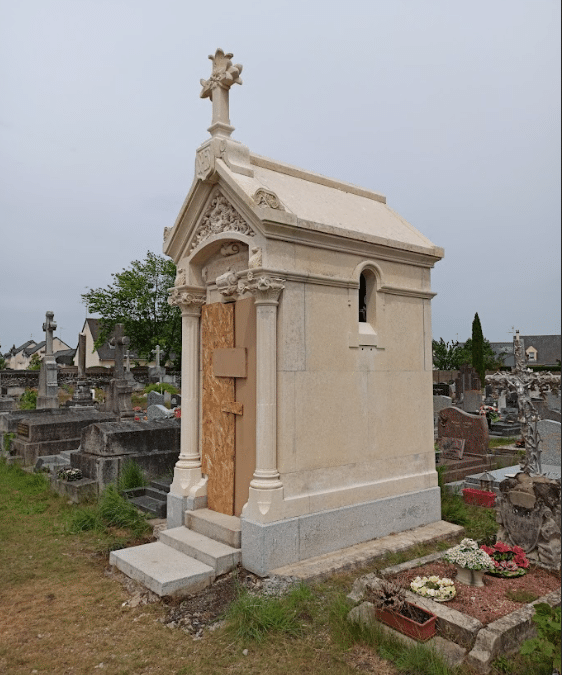 Restauration d&rsquo;un caveau et d&rsquo;une croix en pierre
