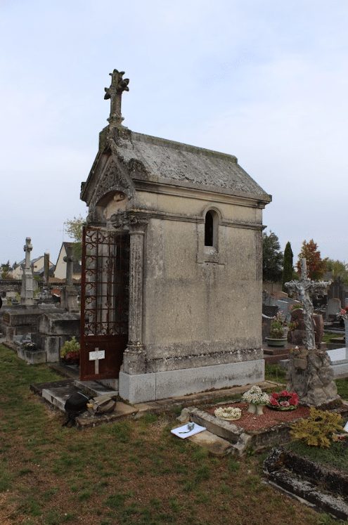 Restauration d'un caveau et d'une croix en pierre