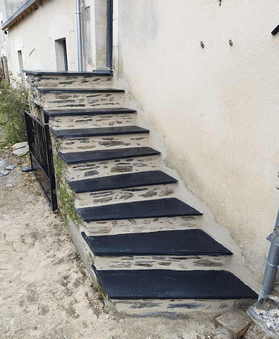 Restauration d&rsquo;un escalier extérieur en ardoise à Angers