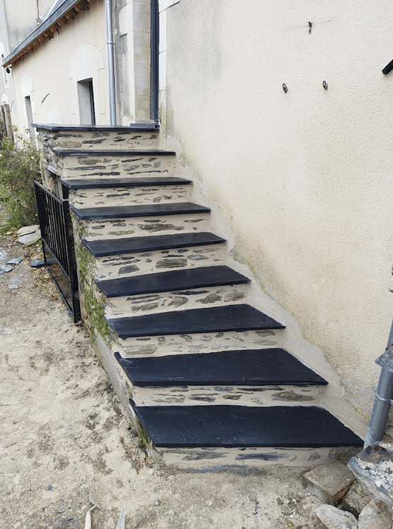 Restauration d'un escalier extérieur en ardoise à Angers