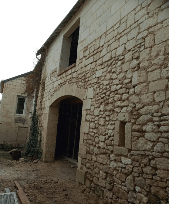 Restauration d&rsquo;un mur en tuffeau à Montsoreau