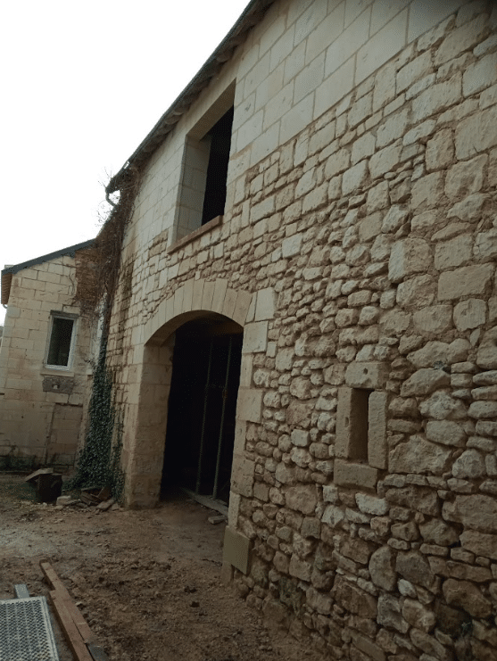Restauration d'un mur en tuffeau