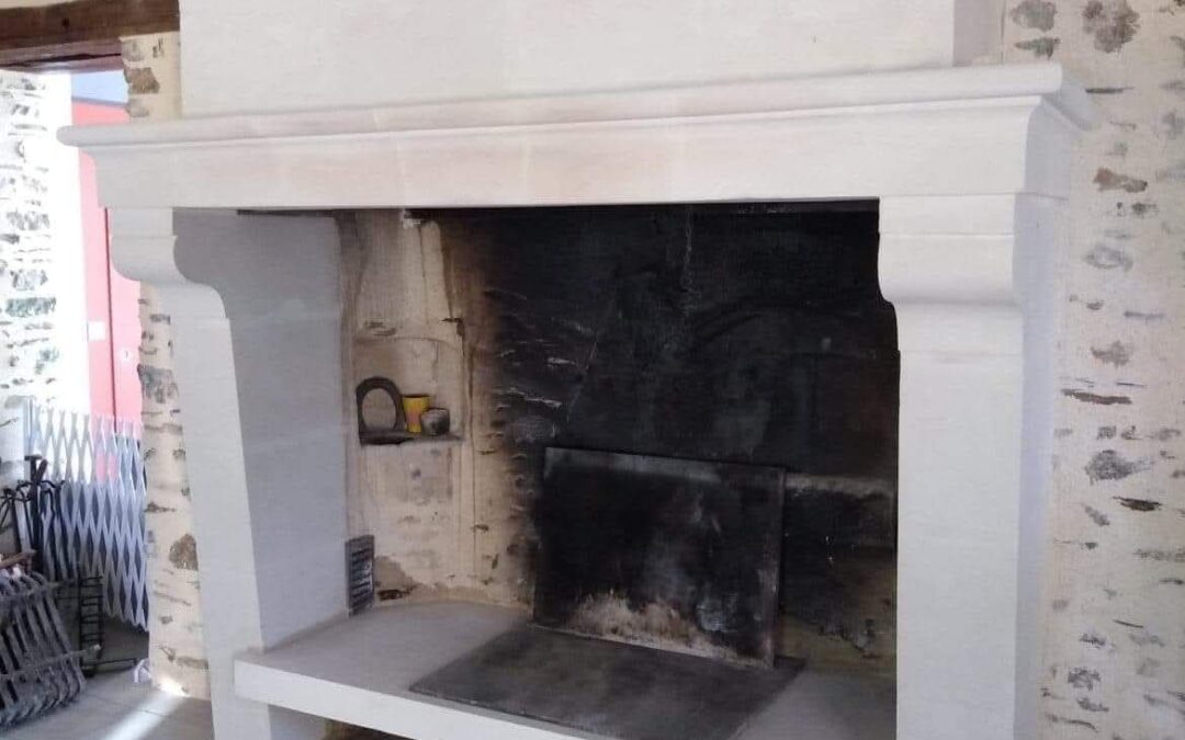 Restauration d&rsquo;une cheminée en Pierre de tuffeau