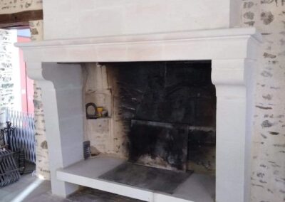 Restauration d&rsquo;une cheminée en Pierre de tuffeau