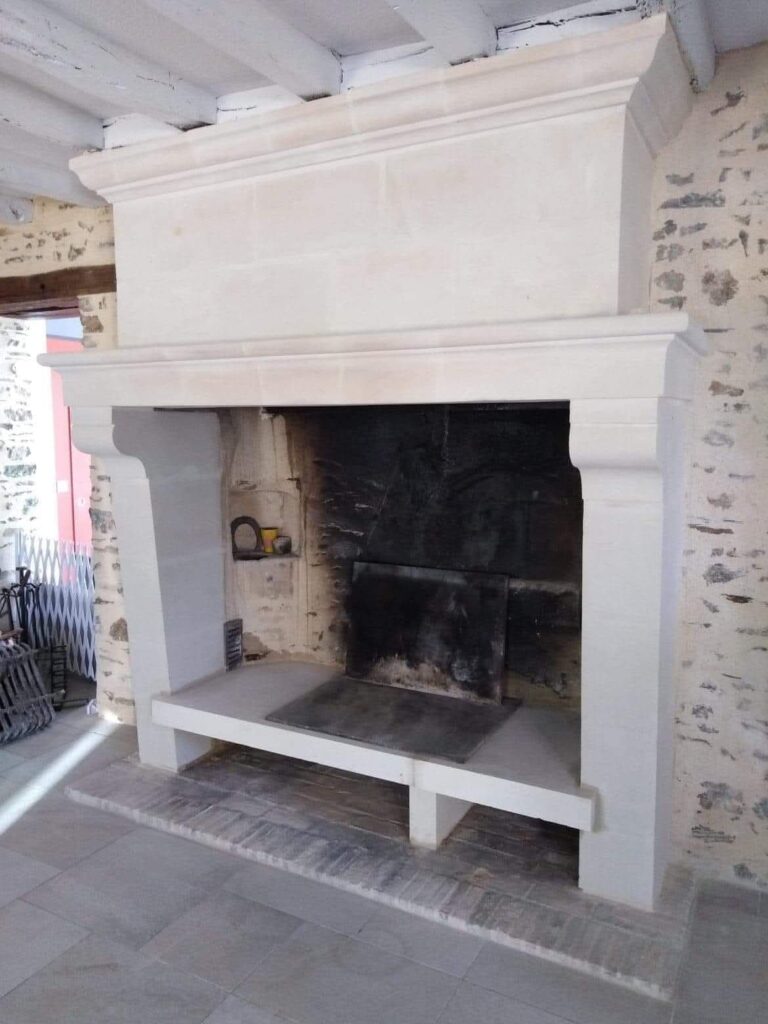 Restauration d'une cheminée en Pierre de tuffeau