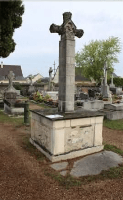 Restauration d'un caveau et d'une croix en pierre
