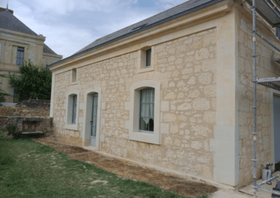 Restauration d&rsquo;une façade en pierres de tuffeau et des enduits à Couture