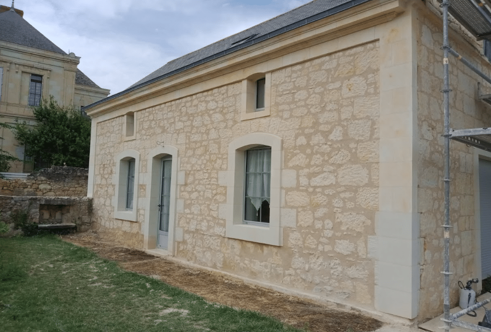 Restauration d&rsquo;une façade en pierres de tuffeau et des enduits à Couture