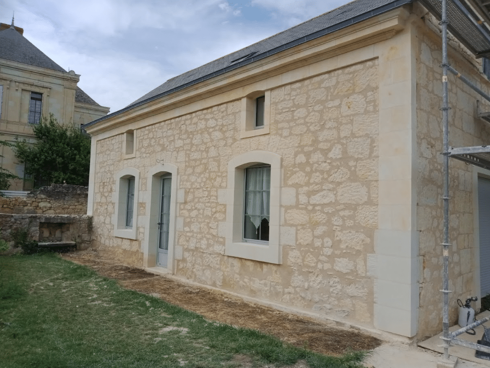 Restauration d'une façade en pierres de tuffeau et des enduits à Couture