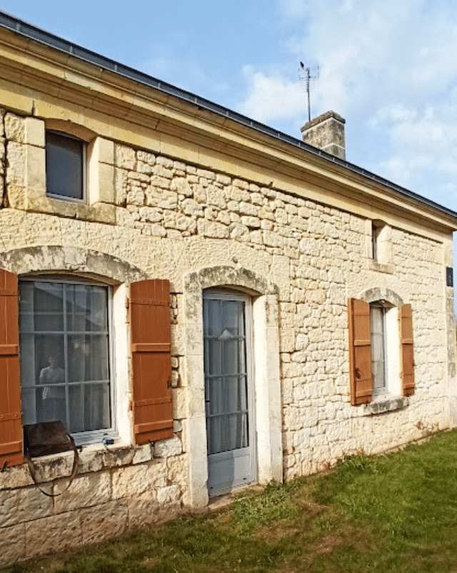 Restauration d'une façade en pierres de tuffeau et des enduits à Couture