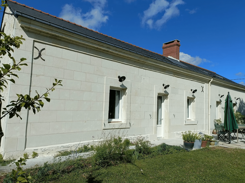 Restauration d'une façade en pierres de tuffeaux et des enduits