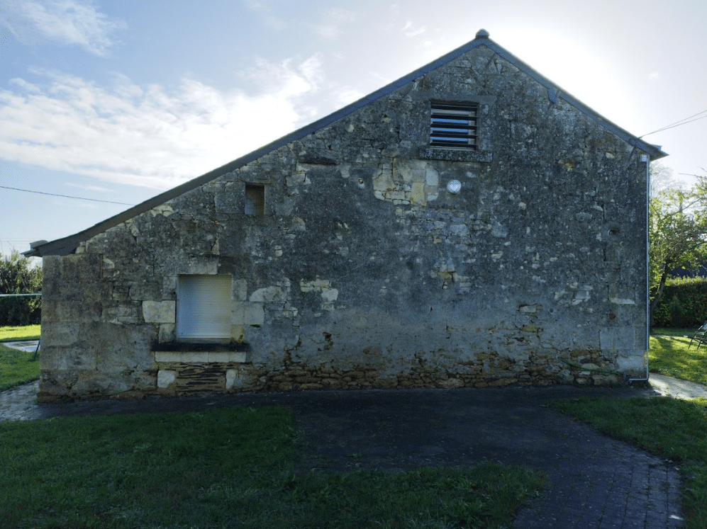 Restauration d'une façade en pierres de tuffeaux et des enduits