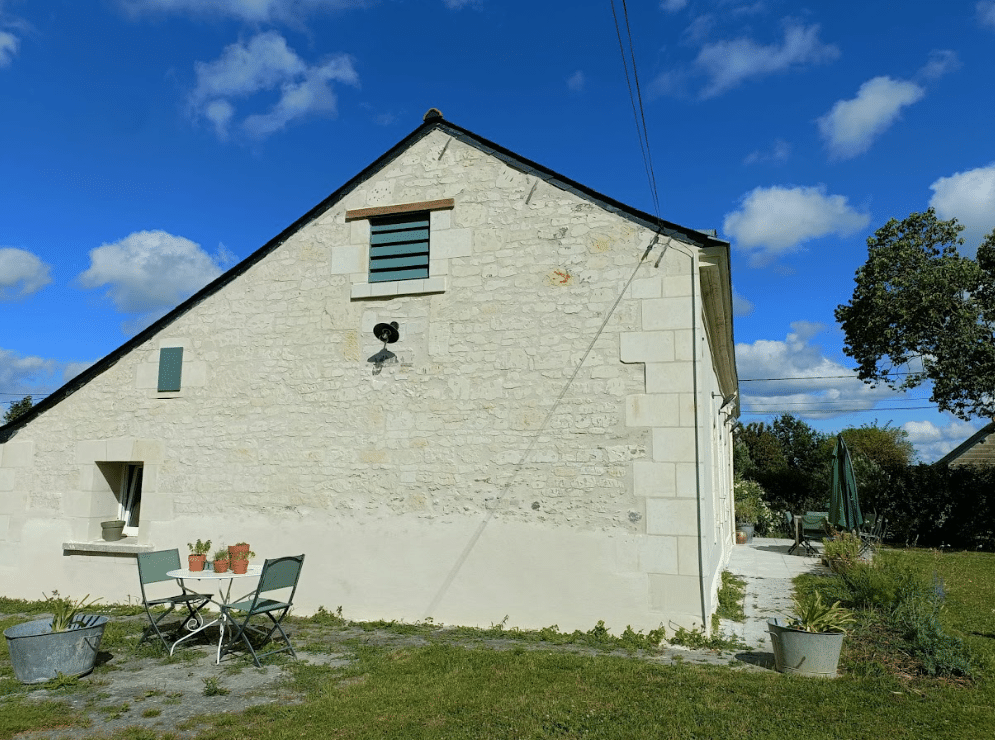 Restauration d'une façade en pierres de tuffeaux et des enduits
