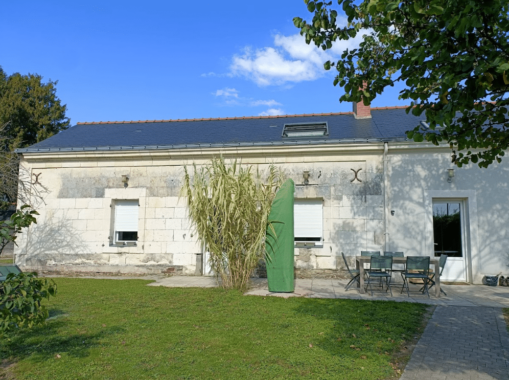 Restauration d'une façade en pierres de tuffeaux et des enduits