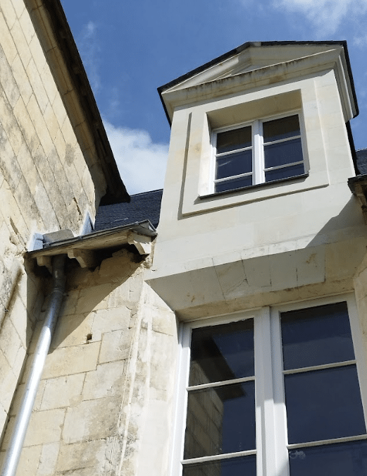 Restauration d&rsquo;une lucarne en pierres de Tuffeau à Lué en baugeois