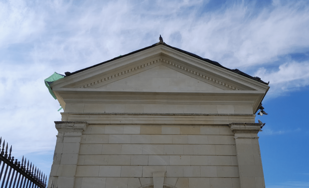 Restauration en Pierres Tuffeau tout autour du mausolée
